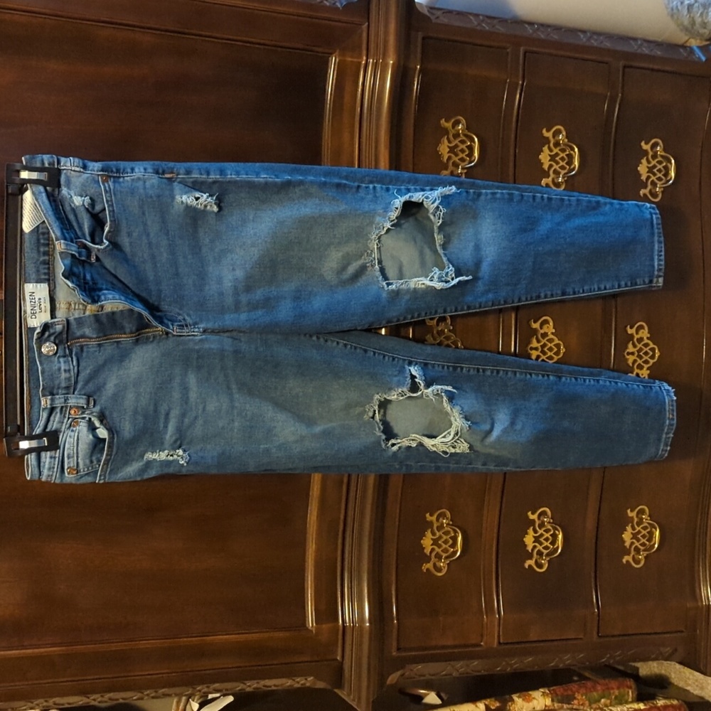Denizen Levi's Ripped Mom Jeans. Size 7 or Waist 28.
